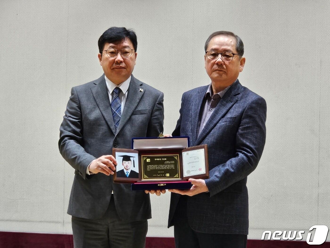 본문 이미지 - 김춘성 조선대학교 총장(왼쪽)이 16일 고 정선엽 병장 명예졸업식에서 정 병장의 동생 규상씨(오른쪽)에 명예졸업장과 기념패를 전달하고 있다. 정 병장은 1979년 12월13일 12·12군사반란군과 맞서다 총격을 받고 전사했다. 2024.2.16./뉴스1 ⓒ News1 서충섭 기자