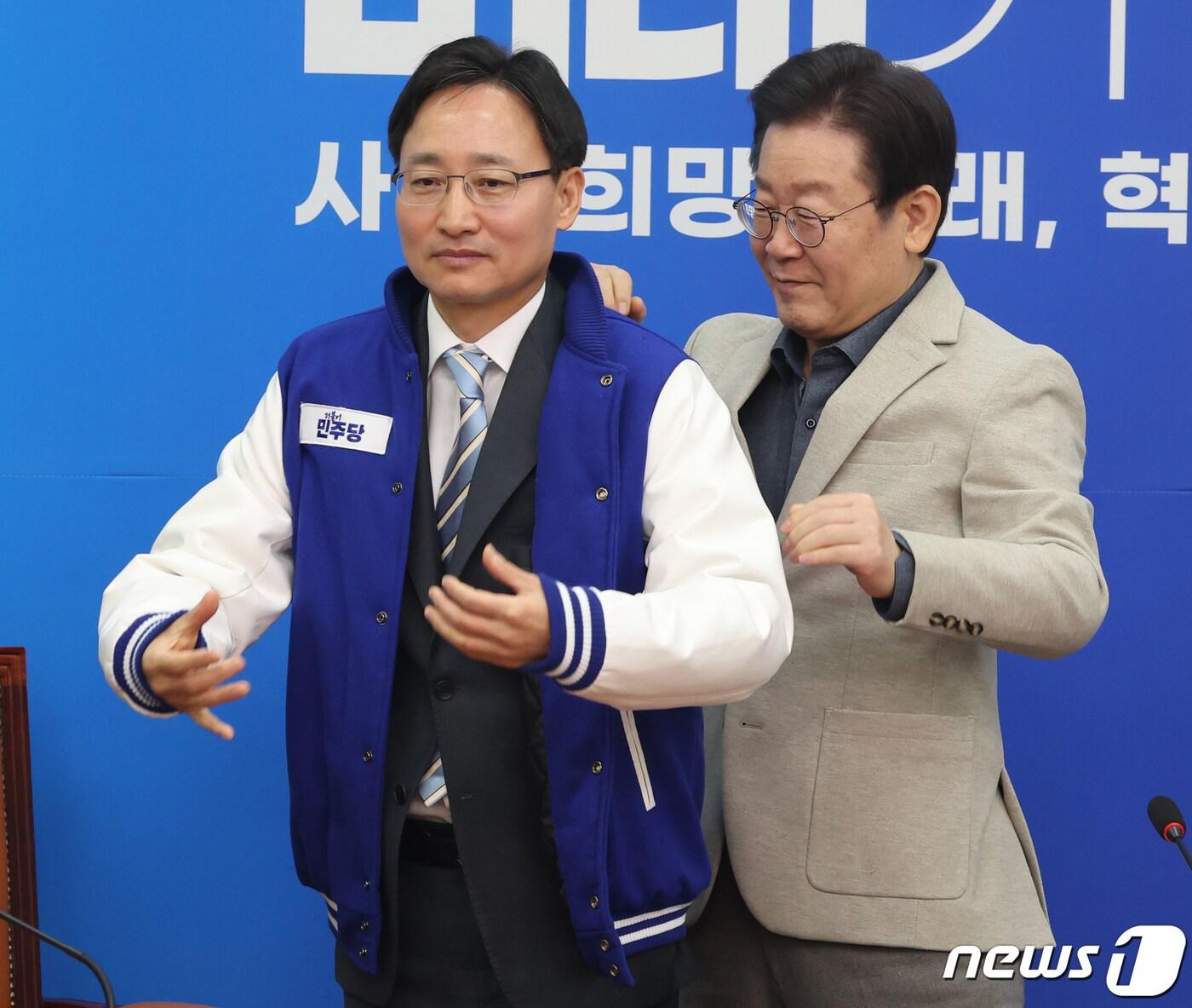 본문 이미지 - 지난해 2월 더불어민주당 대표였던 이재명 대통령이 국회에서 열린 인재환영식에서 임광현 국세청장 후보자(당시 전 국세청 차장)에게 민주당 옷을 선물하고 있다. 2024.2.16/뉴스1 ⓒ News1 ,송원영 기자