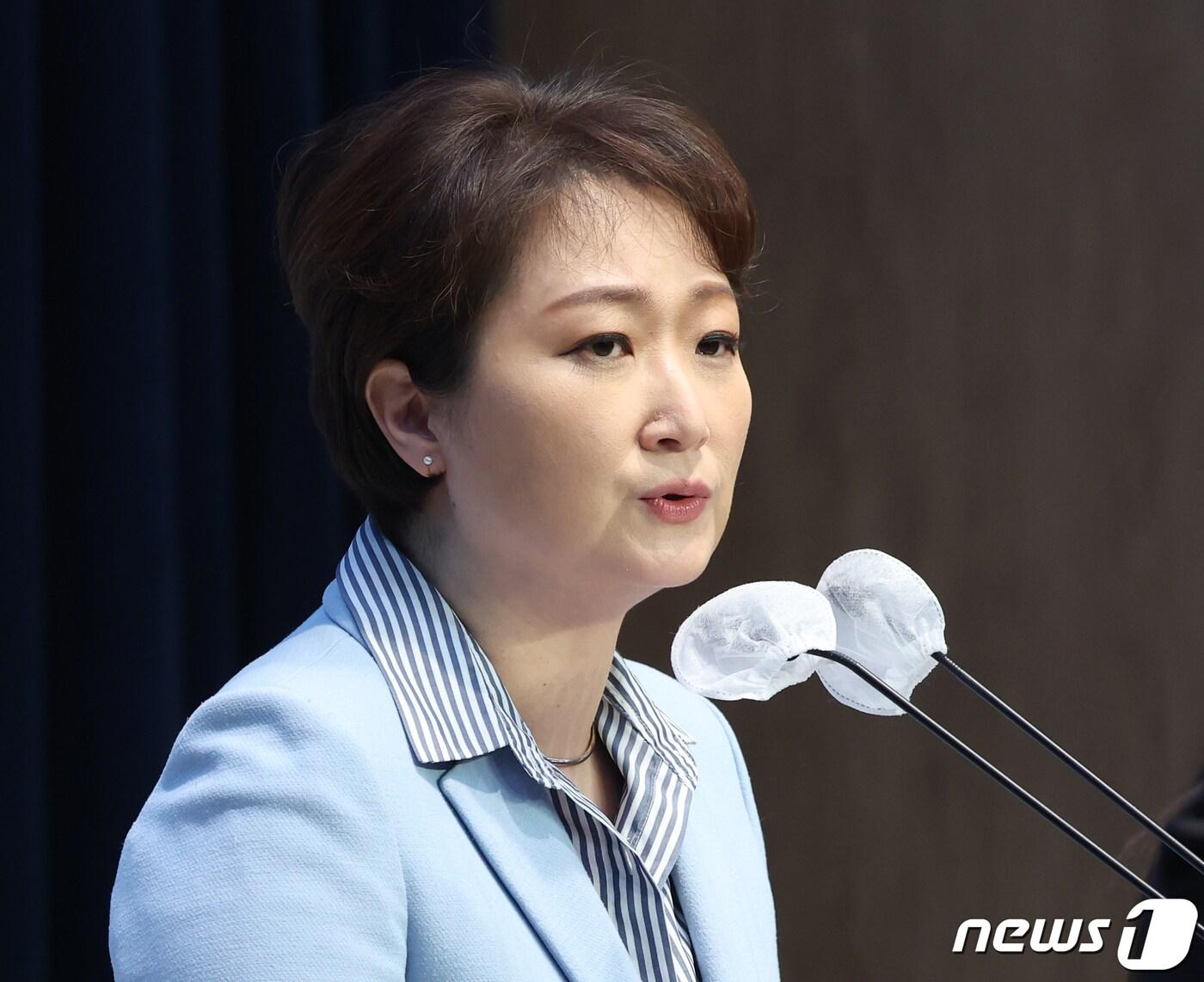 본문 이미지 - 국민의힘을 탈당한 이언주 전 의원이 16일 서울 여의도 국회 소통관에서 더불어민주당 복당 선언 기자회견을 하고 있다. 2024.2.16/뉴스1 ⓒ News1 ,송원영 기자