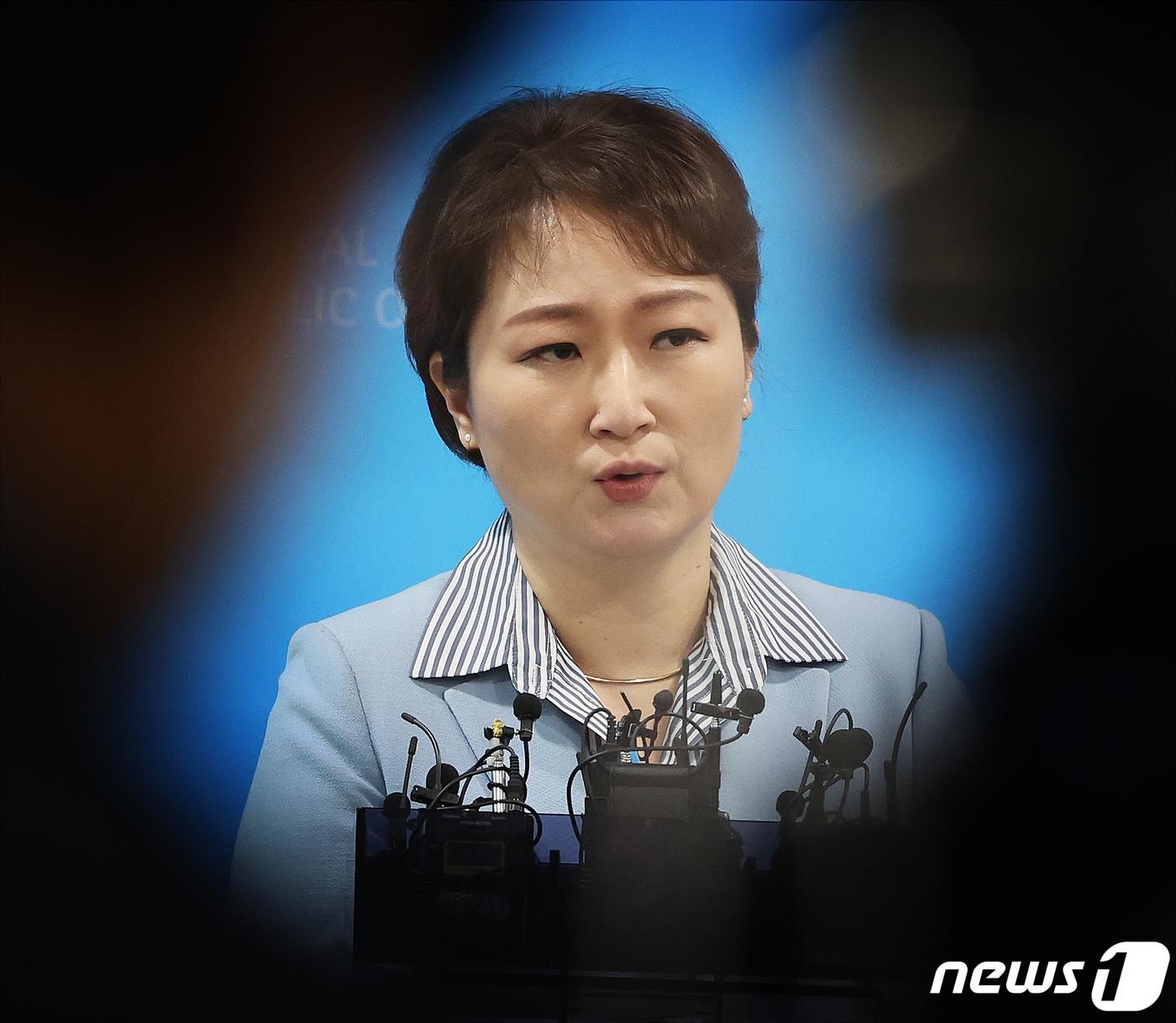 본문 이미지 - 국민의힘을 탈당한 이언주 전 의원이 16일 서울 여의도 국회 소통관에서 더불어민주당 복당 선언 기자회견을 마치고 취재진의 질문을 받고 있다. 2024.2.16/뉴스1 ⓒ News1 ,송원영 기자