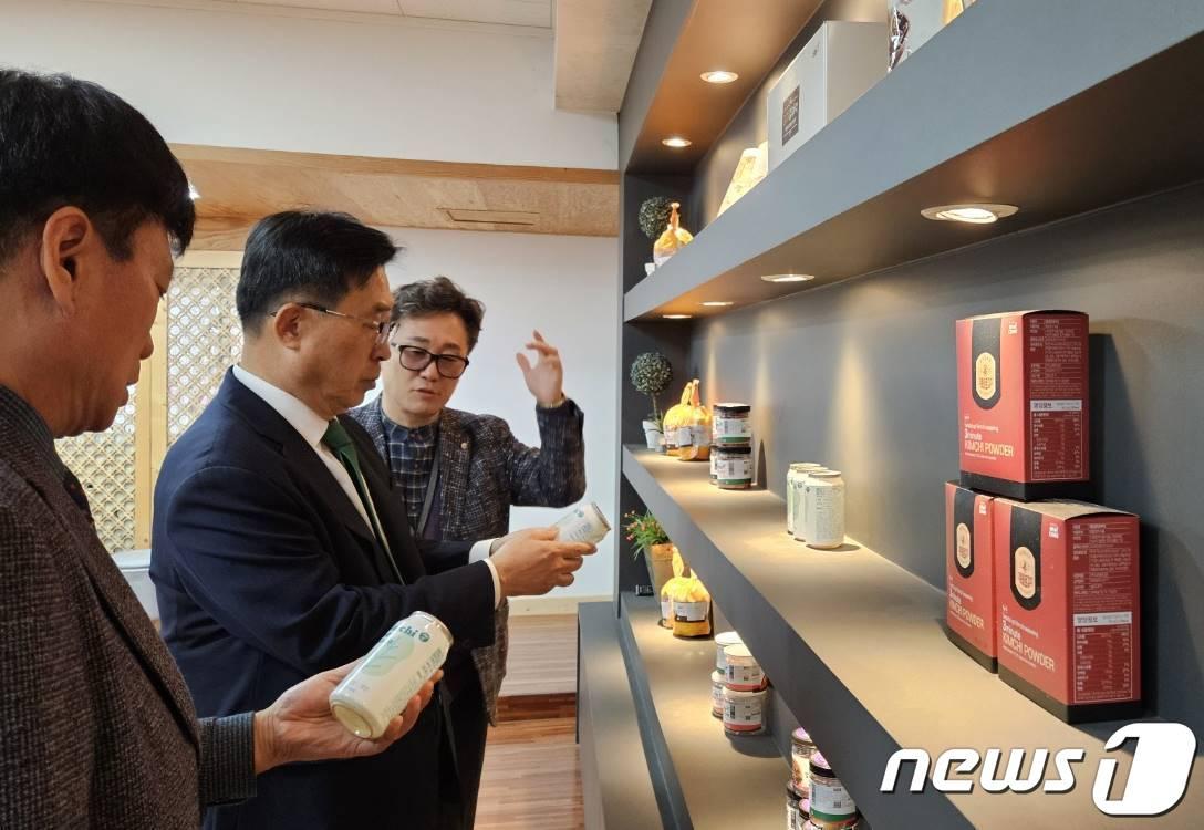 본문 이미지 - 김춘진 aT 사장이 군산원예농협 등을 찾아 지역농산물 활용방안을 살펴보고 있다. (자료제공=aT)