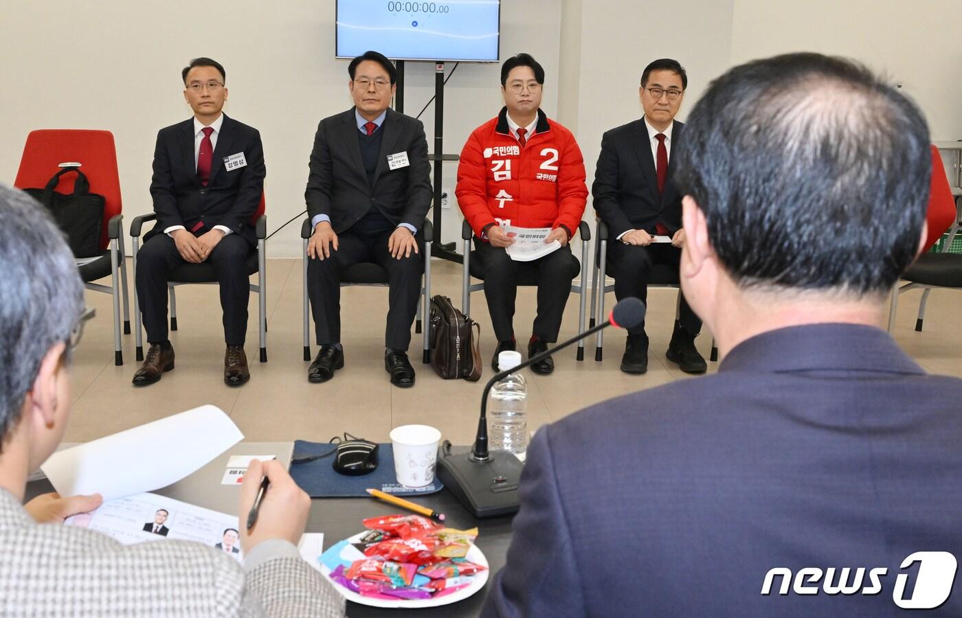 본문 이미지 - 16일 서울 여의도 국민의힘 중앙당사에서 창원시마산 합포구의 공천 면접이 진행되고 있다. 좌측부터 강명상, 김대완, 김수영, 최형두 예비 후보. (공동취재) 2024.2.16/뉴스1 ⓒ News1 ,송원영 기자