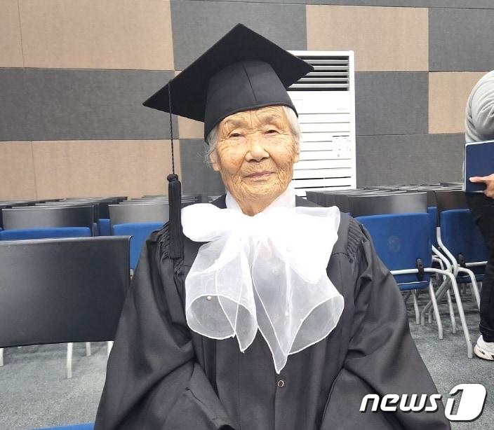본문 이미지 - 16일 전북특별자치도교육청 2층 강당에서 열린 ‘2023학년도 문해교육 프로그램 초등·중학 학력인정서 수여식’에서 초등학력 인정서를 받은 임영월 할머니(90)/뉴스1 임충식기자