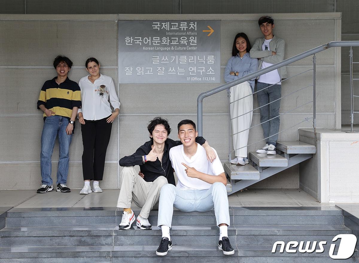 본문 이미지 - 인제대에 재학중인 외국인 유학생들이 사진 촬영을 하고 있다. (인제대 제공)