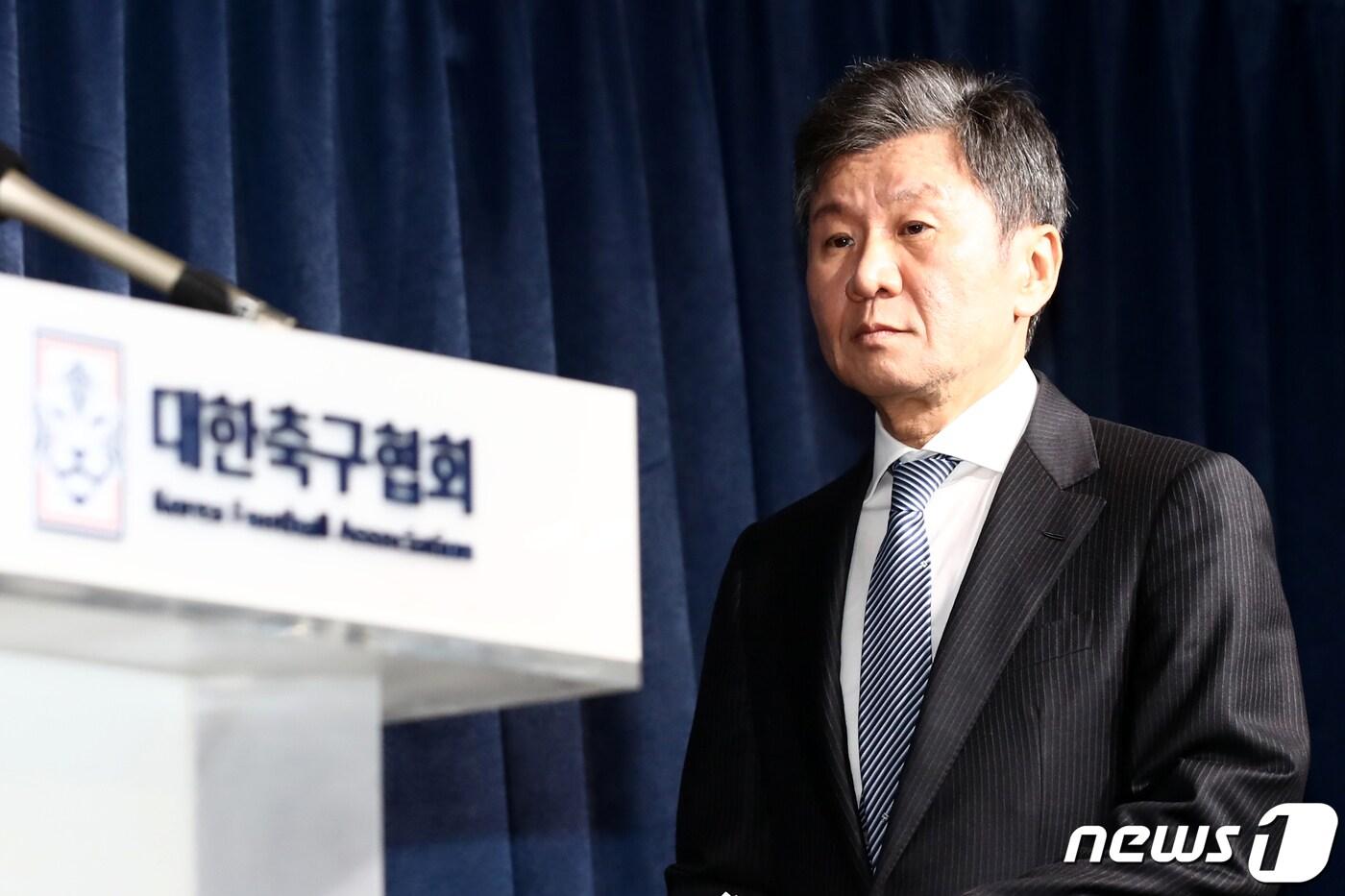 본문 이미지 - 정몽규 대한축구협회장이 16일 오후 서울 종로구 축구회관에서 위르겐 클린스만 축구대표팀 감독의 거취 관련 발표를 하기 위해 입장하고 있다. 축구협회는 이날 오전 긴급 임원회의를 가진 뒤 클린스만 감독에게 전화를 걸어 경질을 통보했다고 밝혔다. 2024.2.16/뉴스1 ⓒ News1 이광호 기자
