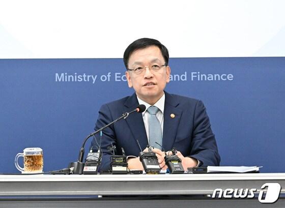 본문 이미지 - 최상목 부총리 겸 기획재정부 장관이 16일 오전 정부세종청사에서 열린 기자 간담회에서 발언하고 있다. (기재부 제공)