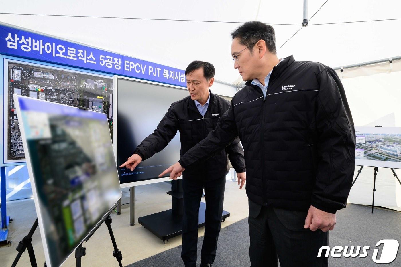 본문 이미지 - 이재용 삼성전자 회장이 16일 삼성바이오로직스 인천사업장을 방문, 5공장 건설 현장에서 관계자 브리핑을 듣고 있다. (삼성전자 제공) 2024.2.16/뉴스1