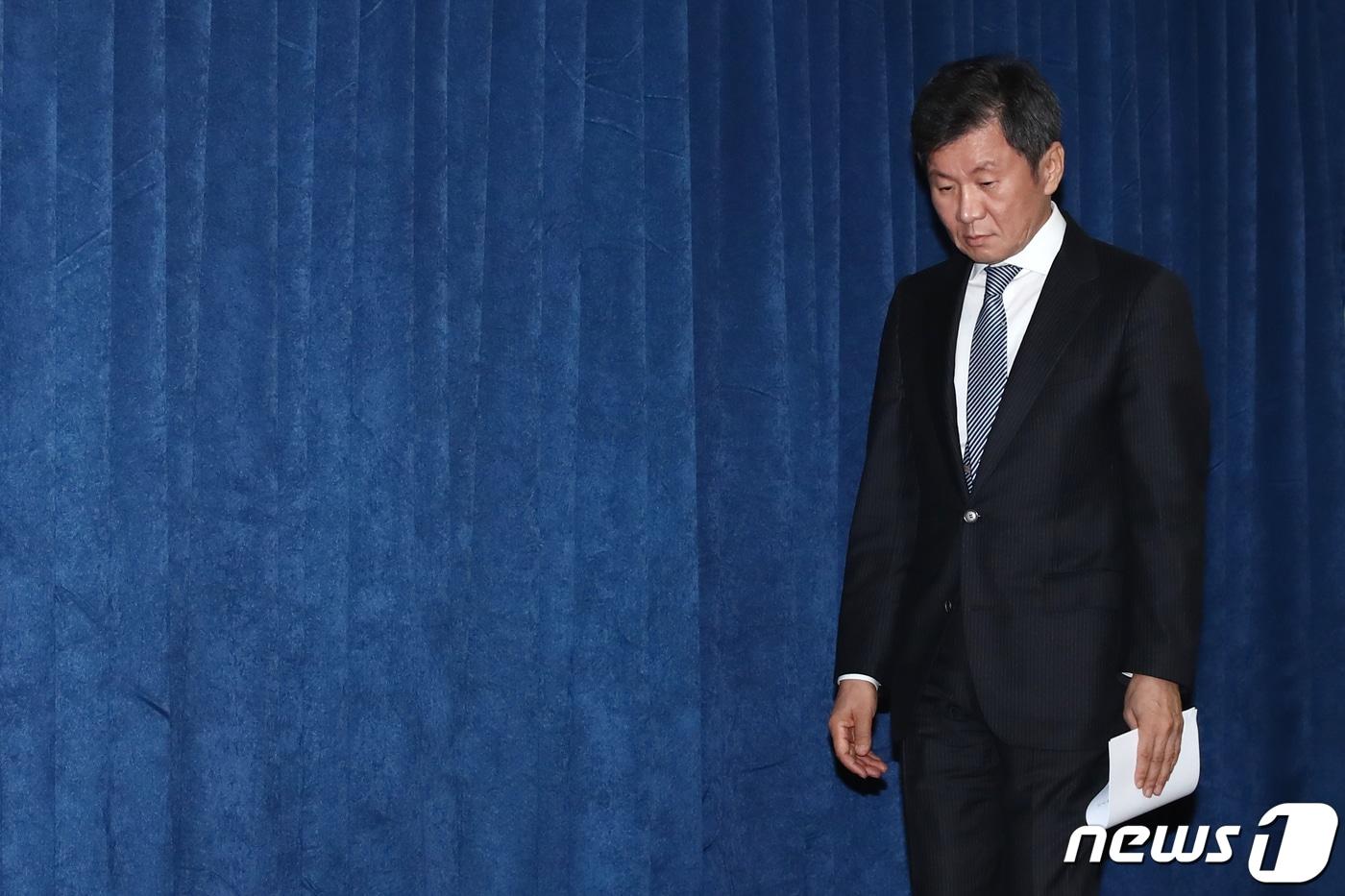 본문 이미지 - 정몽규 대한축구협회장이 16일 오후 서울 종로구 축구회관에서 위르겐 클린스만 축구대표팀 감독의 거취 관련 발표를 하기 위해 입장하고 있다. 이날 오전 축구협회는 임원회의를 열고 국가대표전력강화위원회의 위르겐 클린스만 감독 경질 건의를 비롯한 국가대표팀 현안과 관련해 논의했다. 2024.2.16/뉴스1 ⓒ News1 이광호 기자