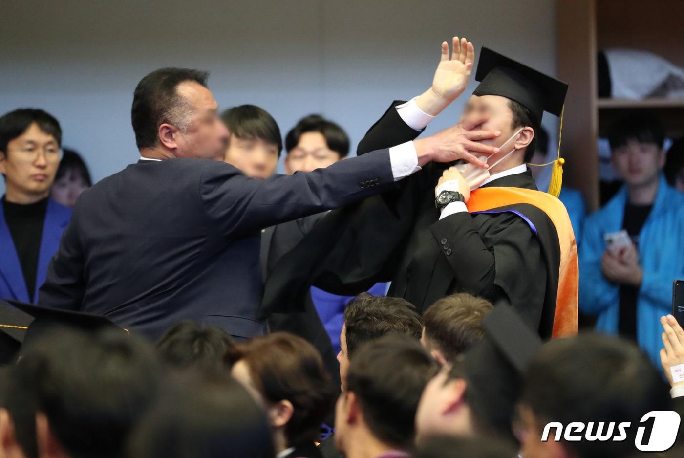 16일 오후 대전 유성구 한국과학기술원(KAIST)에서 열린 2024년 학위수여식에서 한 졸업생이 졸업식을 방문한 윤석열 대통령에게 항의하자 경호원에게 제지를 당하고 있다. (대전충남공동취재단) 2024.2.16/뉴스1 ⓒ News1 김기태 기자