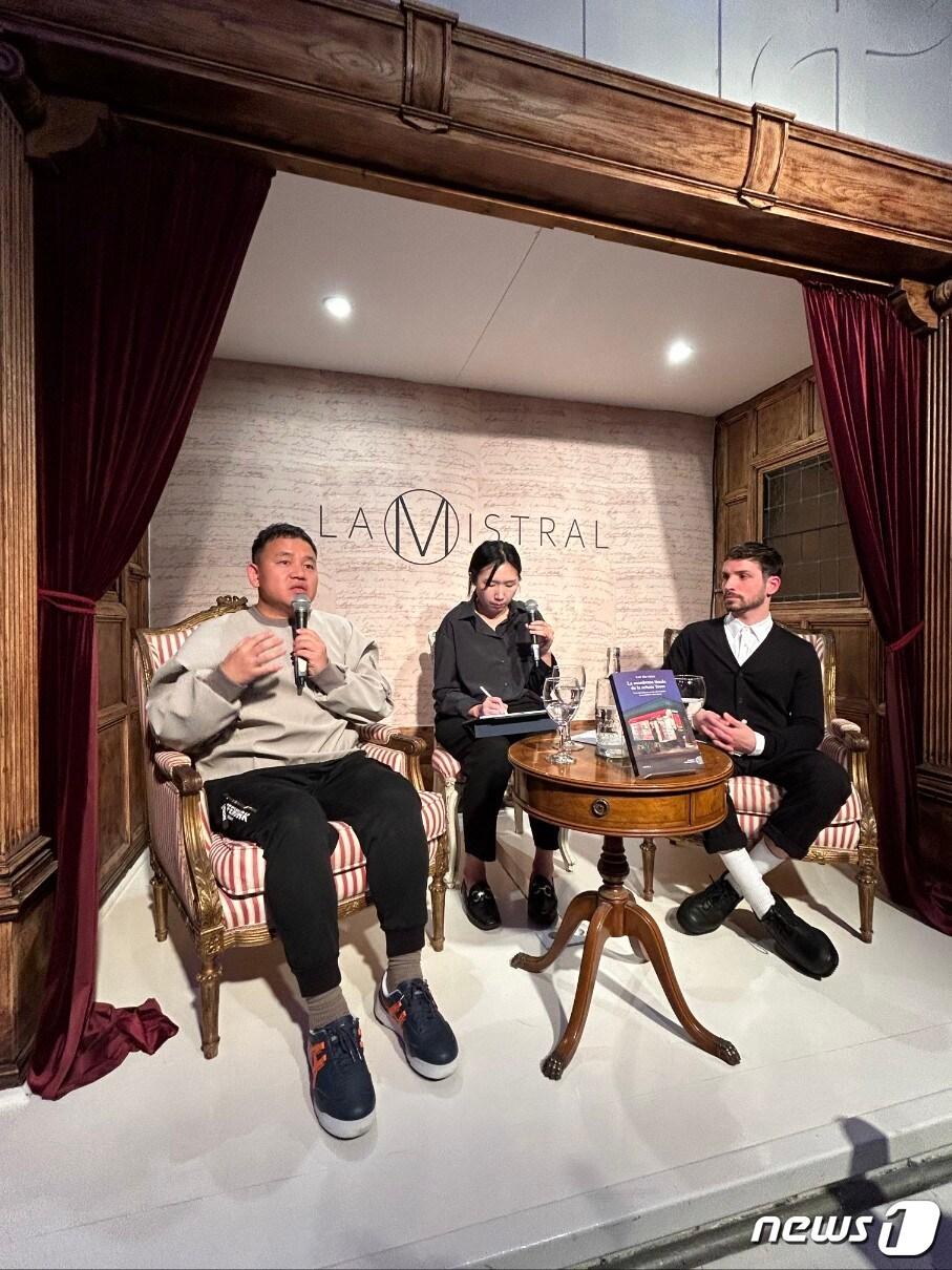 본문 이미지 - 스페인 마드리드에서 작가와의 만남에 참여해 발언하는 김호연 작가. 주스페인 한국문화원 제공.