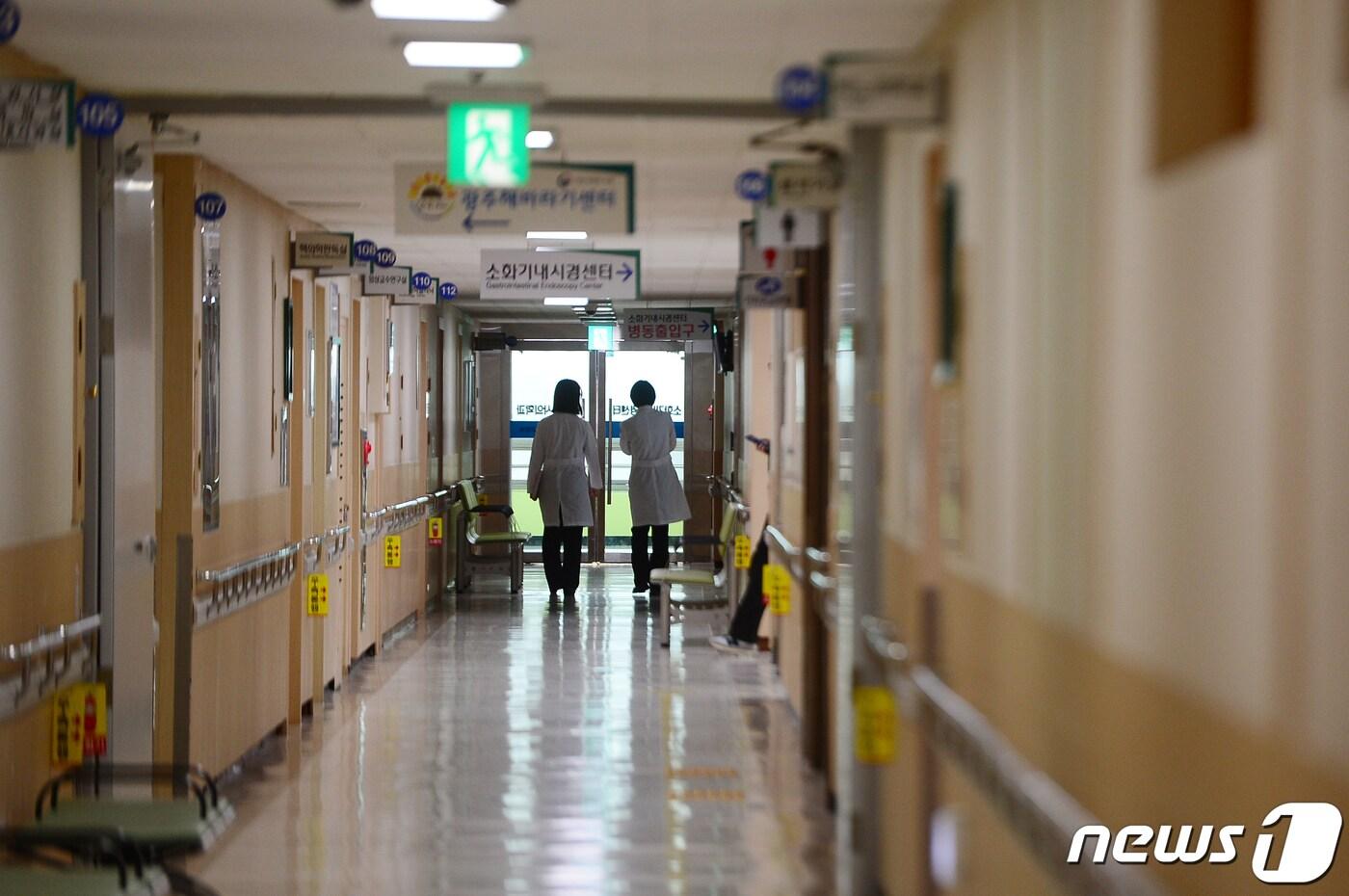 본문 이미지 - 16일 오후 광주 동구 조선대학교 병원에서 의료진이 이동하고 있다. 조선대 병원에서는 전날 전공의 7명이 사직서를 제출했다, 정부의 의대 정원 확대에 반발하는 움직임으로 풀이된다. 2024.2.16/뉴스1 ⓒ News1 이승현 기자