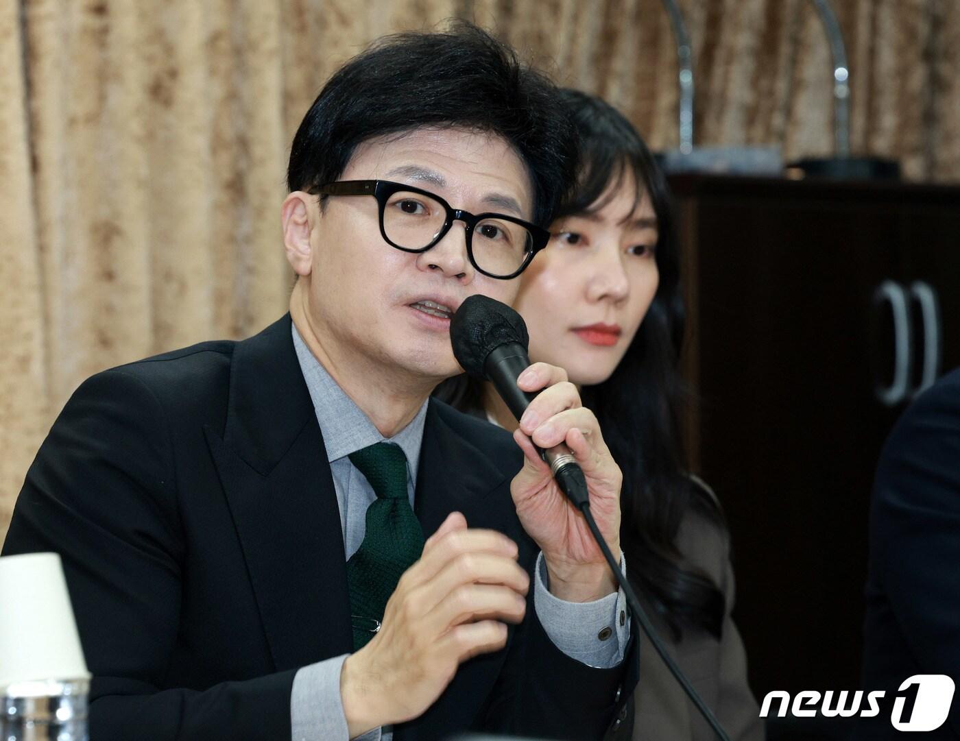 본문 이미지 - 한동훈 국민의힘 비상대책위원장이 16일 오후 경기 의정부시 제일시장 번영회에서 열린 의정부 시민들과의 간담회에서 발언하고 있다. &#40;공동취재&#41; 2024.2.16/뉴스1 ⓒ News1 구윤성 기자