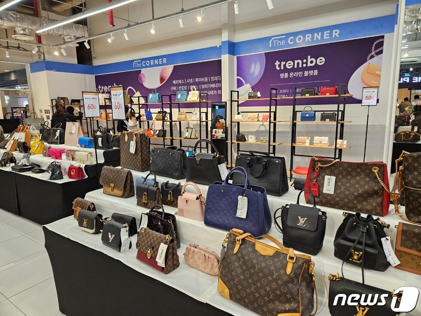 본문 이미지 - 16일 서울 용산구 소재 아이파크몰에 마련된 '트렌비 해외명품 초대전' 팝업 스토어 행사장.ⓒ 뉴스1/김진희 기자.