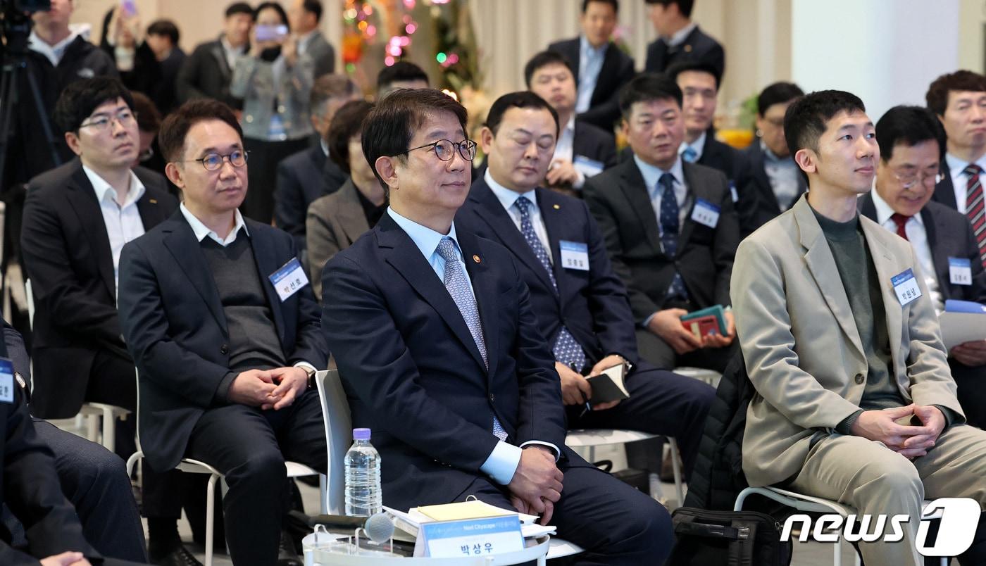 본문 이미지 - 박상우 국토교통부 장관이 16일 오후 서울 중구 동대문디자인플라자(DDP)에서 열린 '원팀코리아 타운홀 미팅'에서 해외건설 관계자들의 목소리를 경청하고 있다. 이번 타운홀미팅은 도시개발의 혁신과 미래 전망을 시사하는 'Next Cityscape'를 비전으로, 해외건설 고부가가치화 및 연관 산업 패키지 진출을 통해 해외건설 산업 전반의 패러다임 전환 방안을 모색하기 위해 마련됐다. 박 장관은 이날 직접 진행을 맡아 기업, 정책수요자, 공공기관 등 해외건설 관계자들과 자유로운 소통을 진행했다. 2024.2.16/뉴스1 ⓒ News1 박지혜 기자