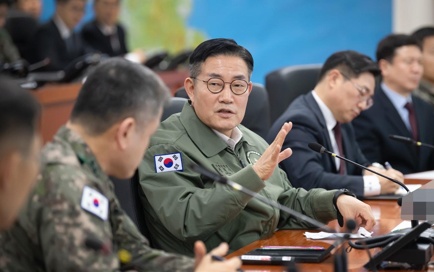 본문 이미지 - 신원식 국방부장관이 16일 육군 지상작전사령부를 방문해 대비태세를 점검하고 장병들을 격려하고 있다.(국방부 제공)