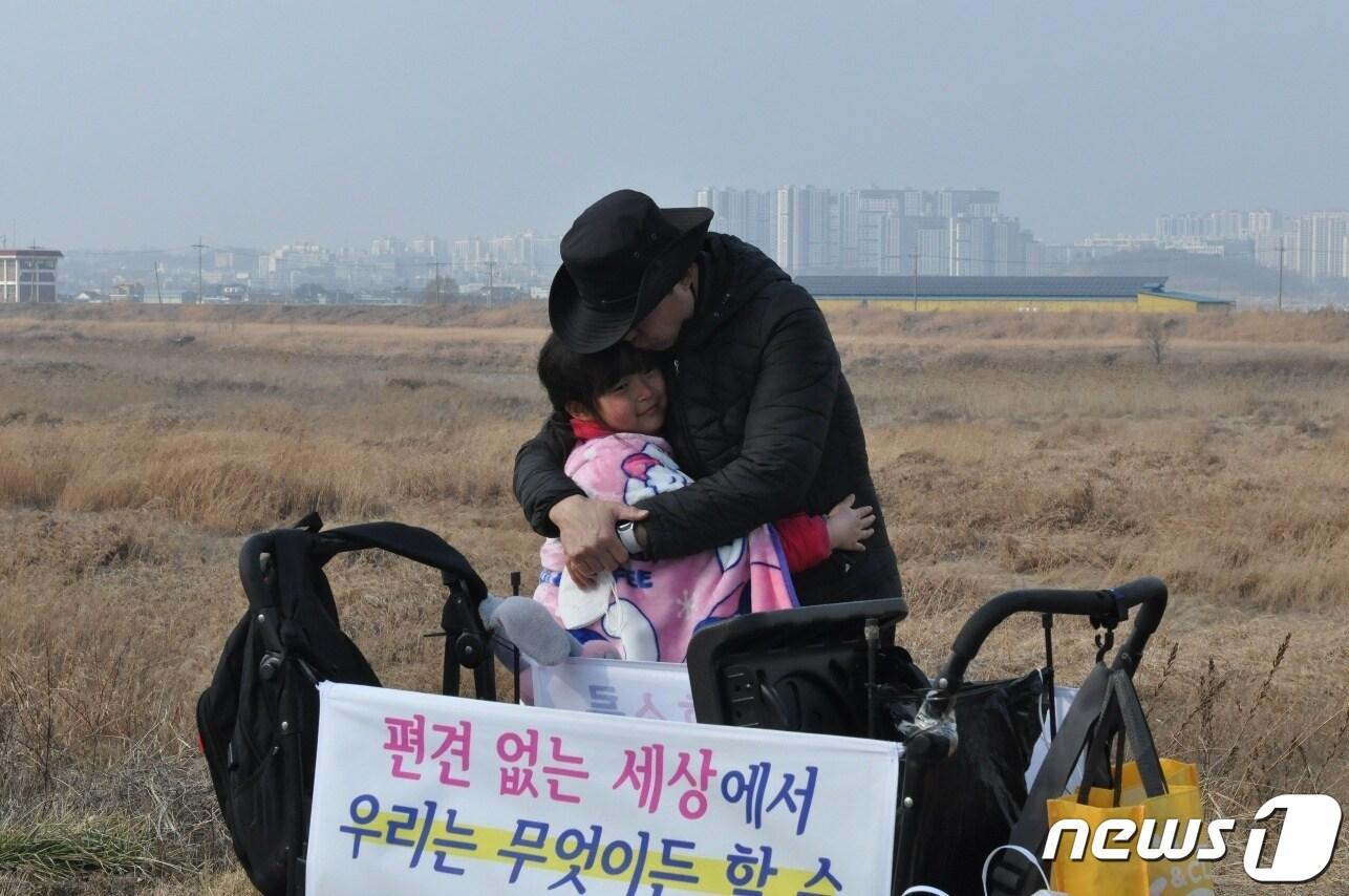 본문 이미지 - 박근용씨와 1형 당뇨를 앓는 딸 율아가 서로 포옹하고 있다. (박근용씨 제공) 2024.2.16/ 뉴스1 ⓒ News1 