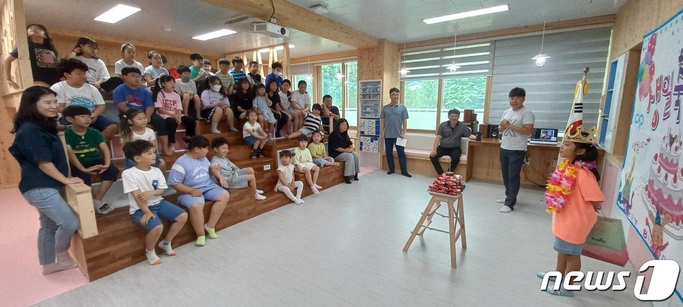 본문 이미지 - 강원 고성 거성초 전교생 생일파티.(학교 제공)