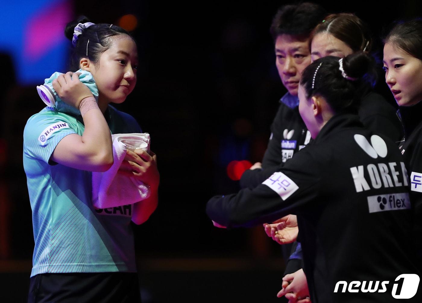 본문 이미지 - 신유빈이 16일 오후 부산 해운대구 벡스코에서 열린 BNK부산은행 2024 부산세계탁구선수권대회 조별예선 이탈리아 니콜레타 스테파노바와의 경기 세트 종료 후 전지희와 대화하고 있다. 2024.2.16/뉴스1 ⓒ News1 윤일지 기자