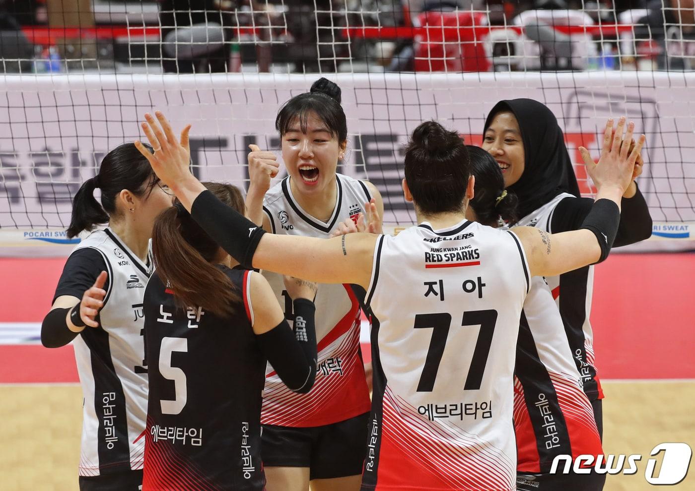 본문 이미지 - 16일 광주 페퍼스타디움에서 열린 프로배구 도드람 2023-2024 V-리그 여자부 페퍼저축은행과 정관장의 경기에서 정관장 선수들이 득점에 성공한 뒤 기뻐하고 있다. 2024.2.16/뉴스1 ⓒ News1 이수민 기자