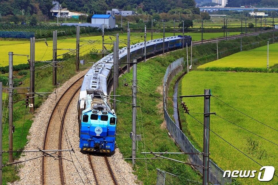 본문 이미지 - 남도해양열차 S-트레인.(한국철도 부산경남본부 제공)