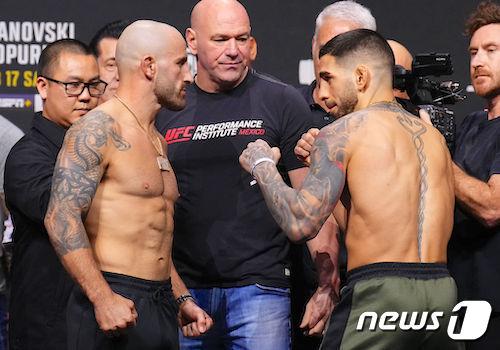 본문 이미지 - UFC 페더급 타이틀매치에서 맞붙는 알렉산더 볼카노프스키(왼쪽)와 일리아 토푸리아. (UFC 제공)