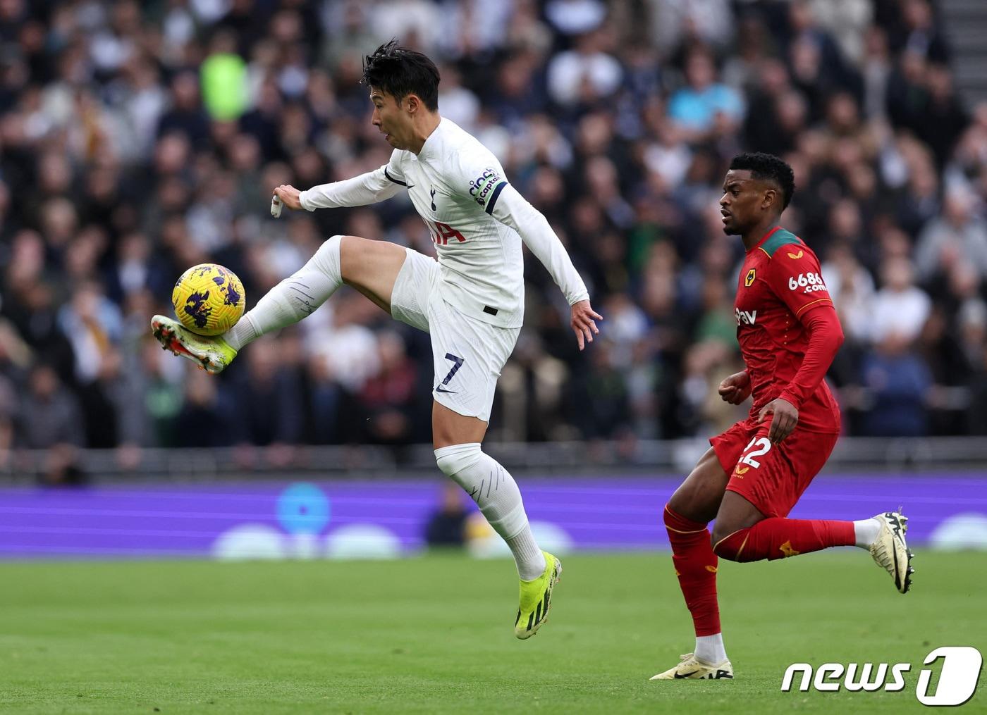 본문 이미지 - 토트넘의 손흥민(왼쪽) 2024. 2. 18 ⓒ 로이터=뉴스1 