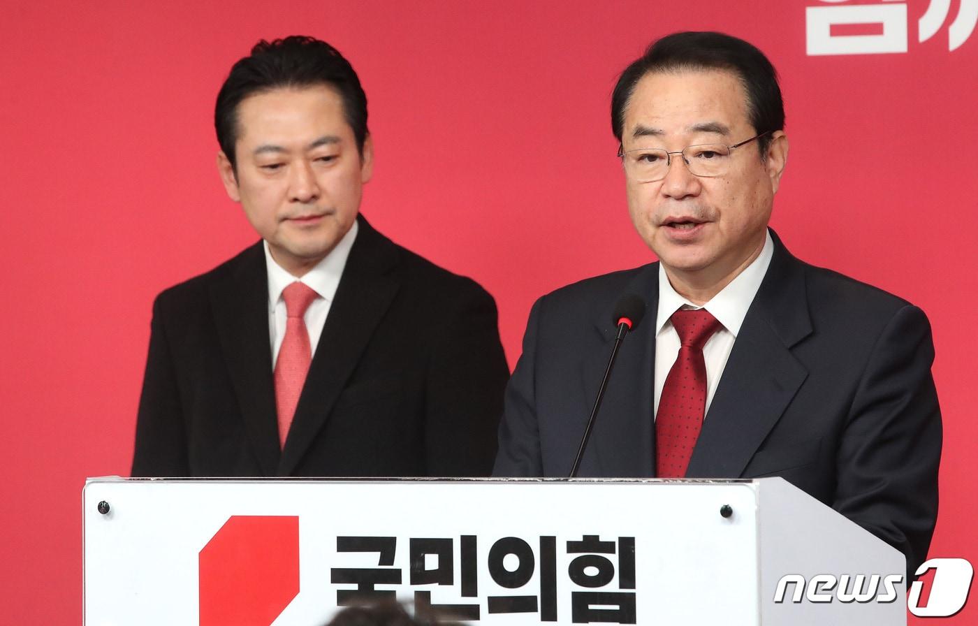 본문 이미지 - 정영환 국민의힘 공천관리위원장이 18일 오전 서울 여의도 국민의힘 중앙당사에서 제10차 회의 결과를 발표하고 있다. 이날 정 위원장은 대구(12곳)·부산(18곳)·울산(6곳)·강원(8곳) 등 44개 지역구에 대한 공천 심사 결과를 발표했다. 2024.2.18/뉴스1 ⓒ News1 임세영 기자