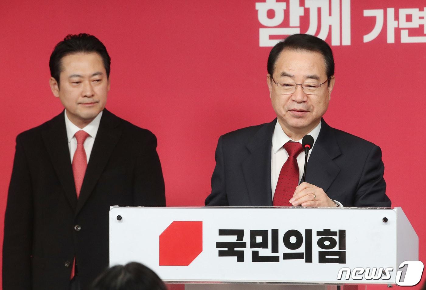 본문 이미지 - 정영환 국민의힘 공천관리위원장이 18일 오전 서울 여의도 국민의힘 중앙당사에서 제10차 회의 결과를 발표하고 있다. 이날 정 위원장은 대구(12곳)·부산(18곳)·울산(6곳)·강원(8곳) 등 44개 지역구에 대한 공천 심사 결과를 발표했다. 2024.2.18/뉴스1 ⓒ News1 임세영 기자