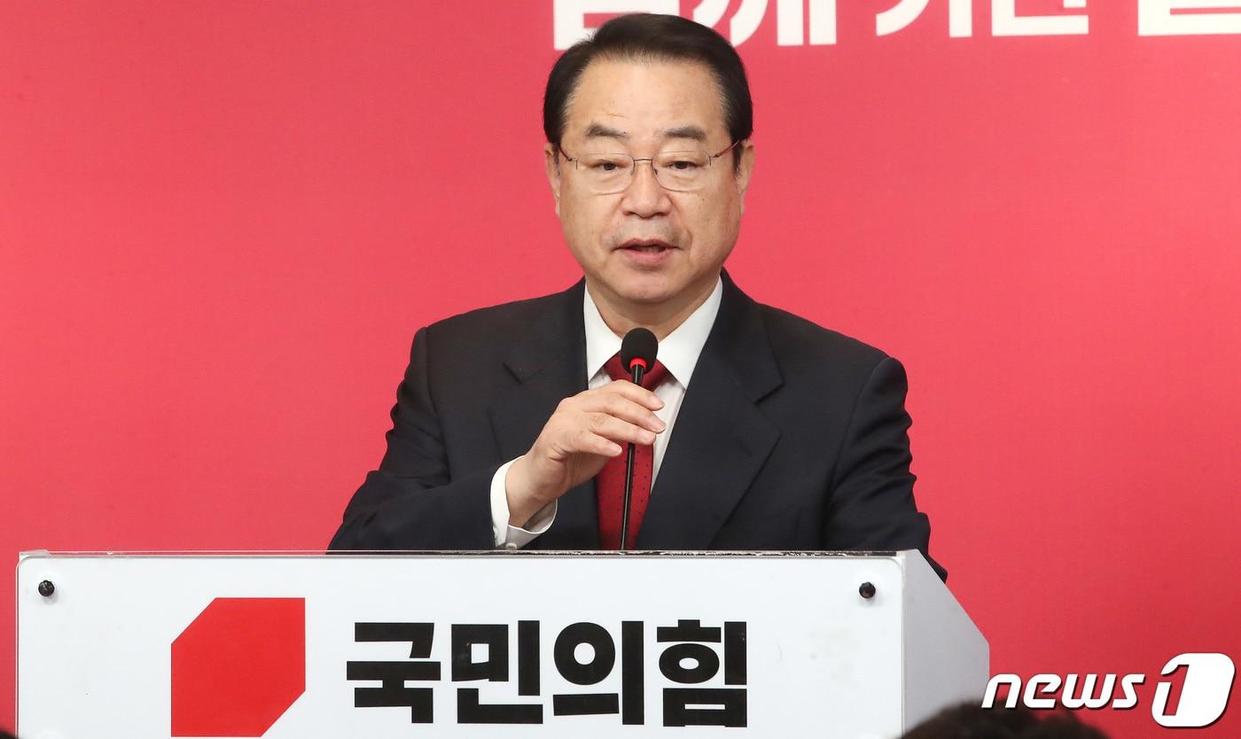 본문 이미지 - 정영환 국민의힘 공천관리위원장이 18일 오전 서울 여의도 국민의힘 중앙당사에서 제10차 회의 결과를 발표하고 있다. 이날 정 위원장은 대구(12곳)·부산(18곳)·울산(6곳)·강원(8곳) 등 44개 지역구에 대한 공천 심사 결과를 발표했다. 2024.2.18/뉴스1 ⓒ News1 임세영 기자