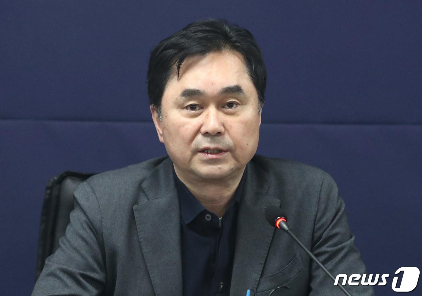 본문 이미지 - 김종민 개혁신당 최고위원이 18일 오전 서울 여의도 새로운미래 중앙당 회의실에서 열린 정치 현안 관련 기자간담회에서 발언을 하고 있다. 2024.2.18/뉴스1 ⓒ News1 임세영 기자