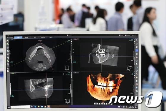 본문 이미지 - 치과 관련 전시회에 진열된 다양한 종류의 치과용 의료기기. (사진은 기사 내용과 관련이 없습니다.)/뉴스1 ⓒ News1 민경석 기자