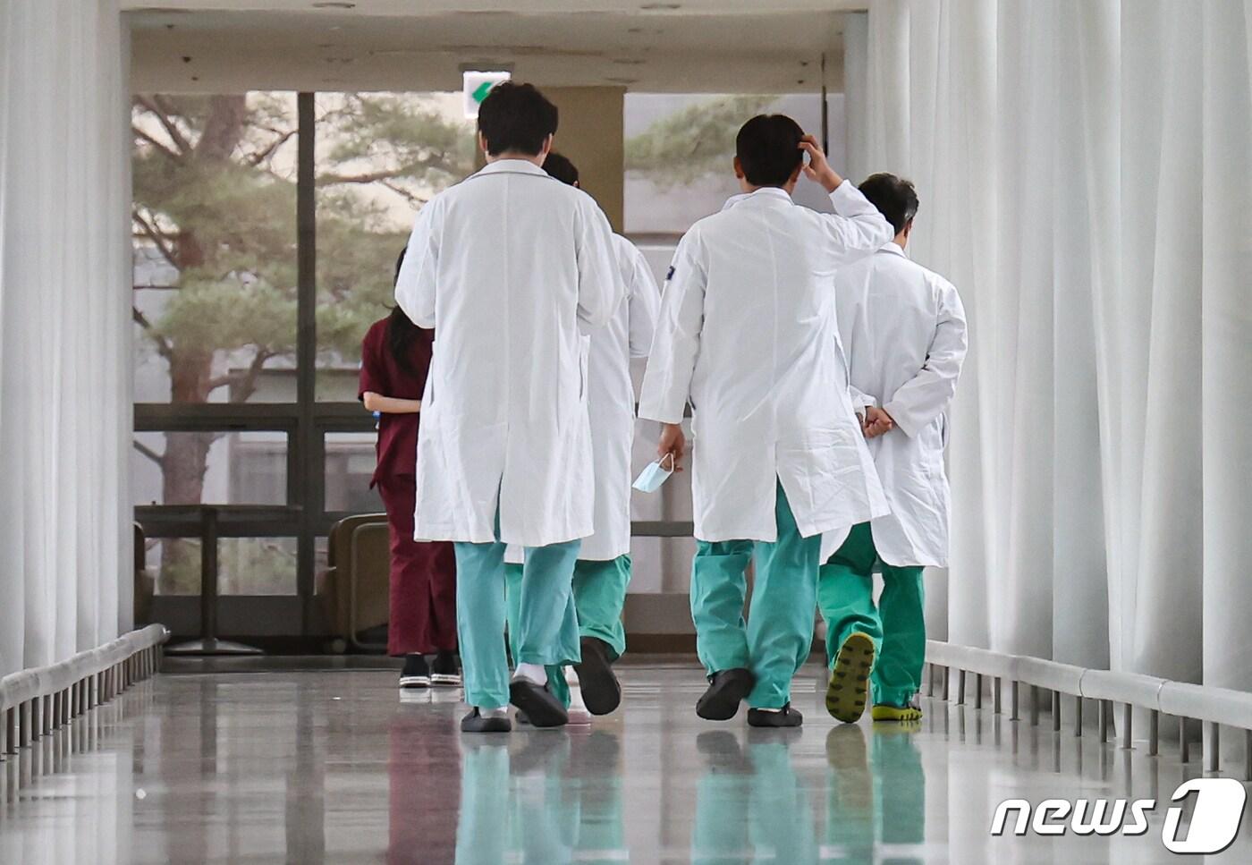 본문 이미지 - '빅5'로 불리는 주요 대학병원 전공의들이 의과대학 정원 확대에 반발하며 사직서를 내겠다고 예고한 날이 하루 앞으로 다가오면서 의료대란 우려가 커지고 있다. . 18일 서울 시내의 한 대학병원에서 의료진이 발걸음을 옮기고 있다. 2024.2.18/뉴스1 ⓒ News1 김도우 기자