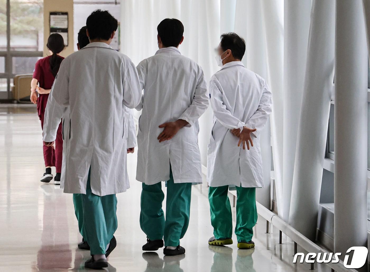 본문 이미지 - '빅5'로 불리는 주요 대학병원 전공의들이 의과대학 정원 확대에 반발하며 사직서를 내겠다고 예고한 날이 하루 앞으로 다가오면서 의료대란 우려가 커지고 있다. 서울 대형 종합병원인 이른바 빅5(서울대, 서울아산, 삼성서울, 세브란스, 서울성모 병원) 소속 2,700여명의 전공의들은 오는 19일 사직서를 제출하고 20일 부터 출근하지 않기로 했다. 18일 서울 시내의 한 대학병원에서 의료진이 발걸음을 옮기고 있다. 2024.2.18/뉴스1 ⓒ News1 김도우 기자