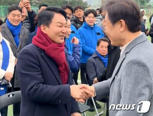 본문 이미지 - 4·10 총선에서 '명룡대전'을 예고한 이재명 더불어민주당 대표와 원희룡 전 국토교통부 장관이 18일 18일 인천 계양축구협회 시무식에서 만나 인사를 나누고 있다. (원희룡캠프 제공) 2024.2.18/뉴스1