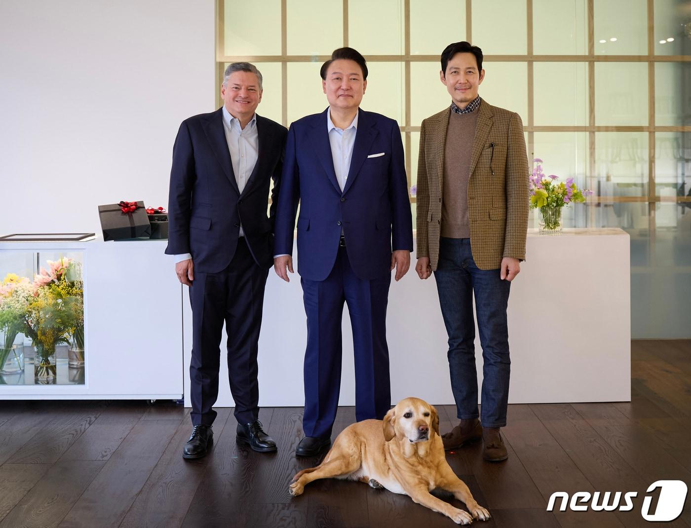 본문 이미지 - 윤석열 대통령이 지난 17일 서울 용산구 한남동 관저에 테드 서랜도스(Ted Sarandos) 넷플릭스 공동대표, '오징어게임2'에 출연하는 배우 이정재를 초청해 오찬을 함께한 뒤 기념 촬영하고 있다. (대통령실 제공) 2024.2.18/뉴스1 ⓒ News1 안은나 기자