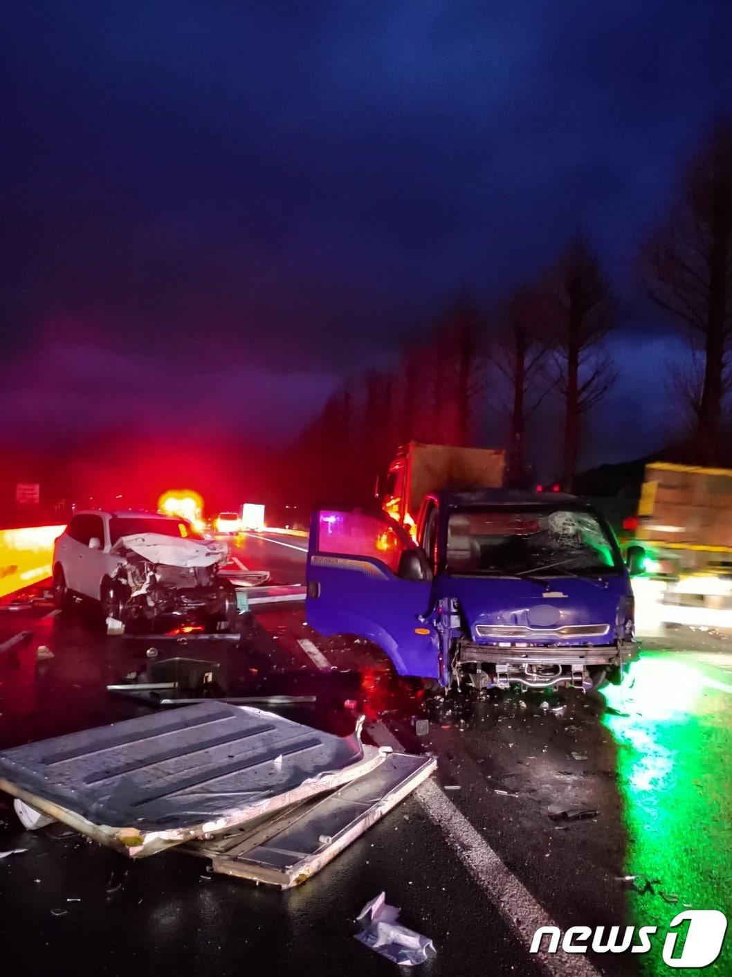본문 이미지 - 19일 오전 6시 38분쯤 전남 곡성군 삼기면 부근 호남고속도로(순천~광주 방면)에서 4중 추돌사고가 발생해 당국이 현장을 수습하고 있다.(곡성소방서 제공)2024.2.19/뉴스1