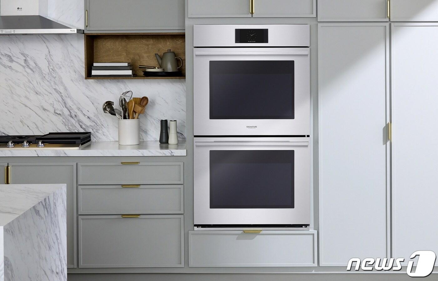 고메AI 기능이 새롭게 적용된 LG전자의 '더블 월 오븐' 신제품. 오븐 내부 카메라가 식재료를 파악 후 맞춤형 레시피를 추천한다.(LG전자 제공)