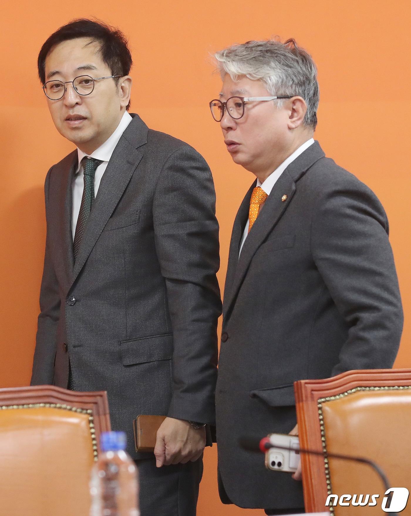 본문 이미지 - 금태섭, 조응천 개혁신당 최고위원이 19일 오전 서울 여의도 국회에서 열린 개혁신당 최고위원회의에서 이야기를 나누고 있다. 2024.2.19/뉴스1 ⓒ News1 임세영 기자