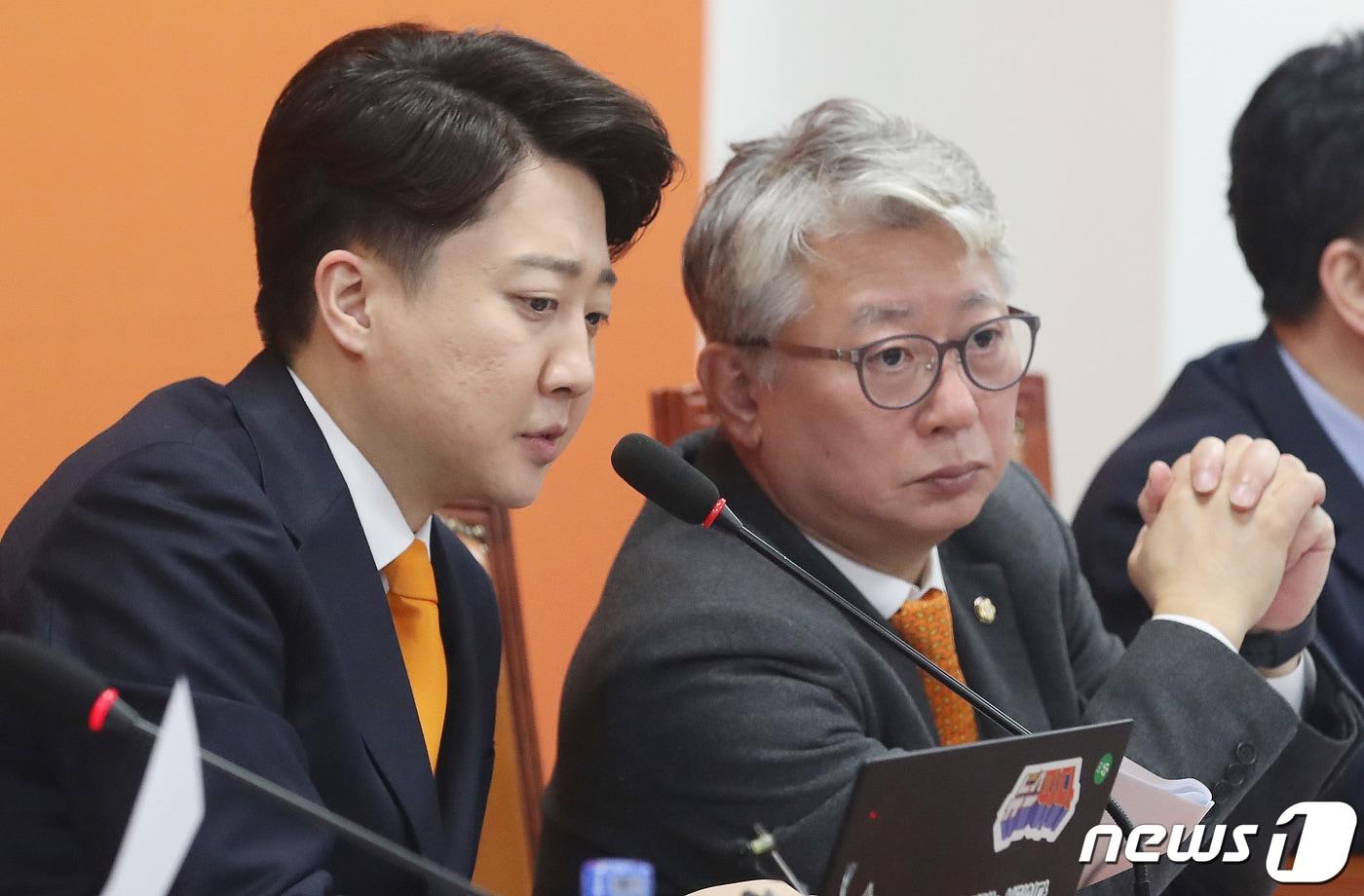 본문 이미지 - 이준석 개혁신당 대표와 조응천 전 의원. 2024.2.19 ⓒ 뉴스1 임세영 기자