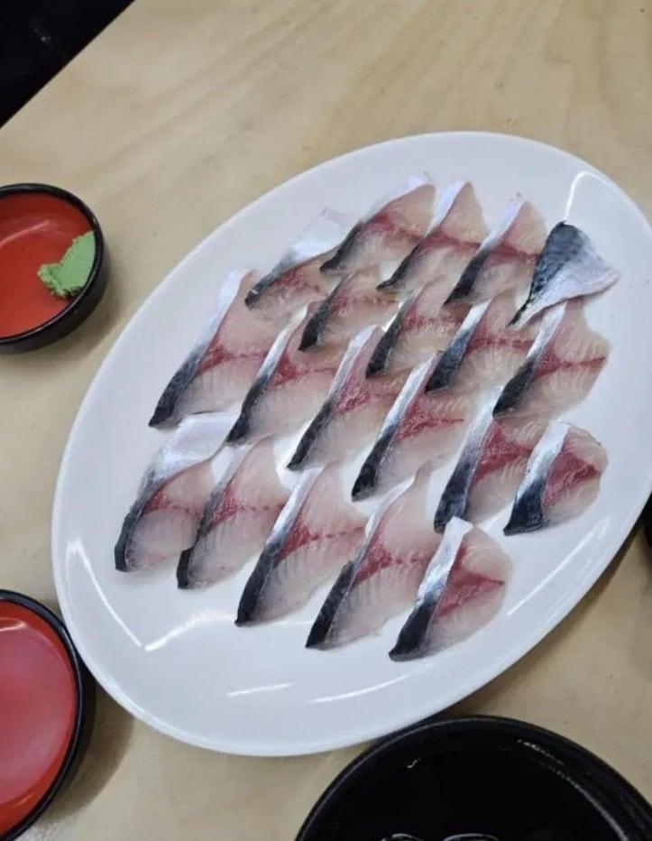 본문 이미지 - 제주의 한 식당이 고등어회 20점을 3만원에 팔아 논란이 되고 있다. 온라인 커뮤니티 갈무리