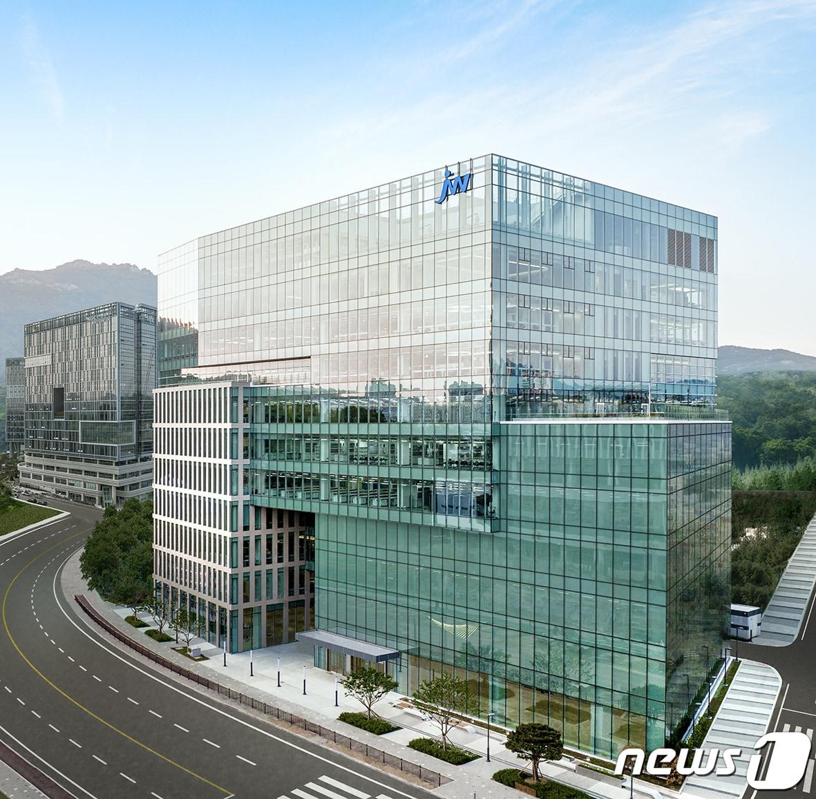 본문 이미지 - JW중외그룹 과천 사옥 전경.(JW중외그룹 제공)/뉴스1 ⓒ News1