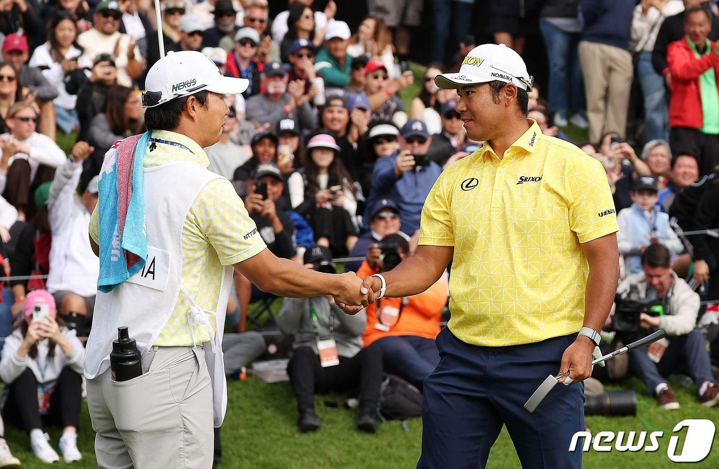 일본의 마쓰야마 히데키가 18일&#40;현지시간&#41; 캘리포니아주 팰리세이즈의 리비에라 컨트리클럽에서 열린 PGA 투어 제네시스 인비테이셔널서 2년 만에 아시아 선수 최다승인 통산 9번째 우승을 한 뒤 캐디와 악수를 하고 있다. 2024. 2, 19 ⓒ AFP=뉴스1 ⓒ News1 우동명 기자