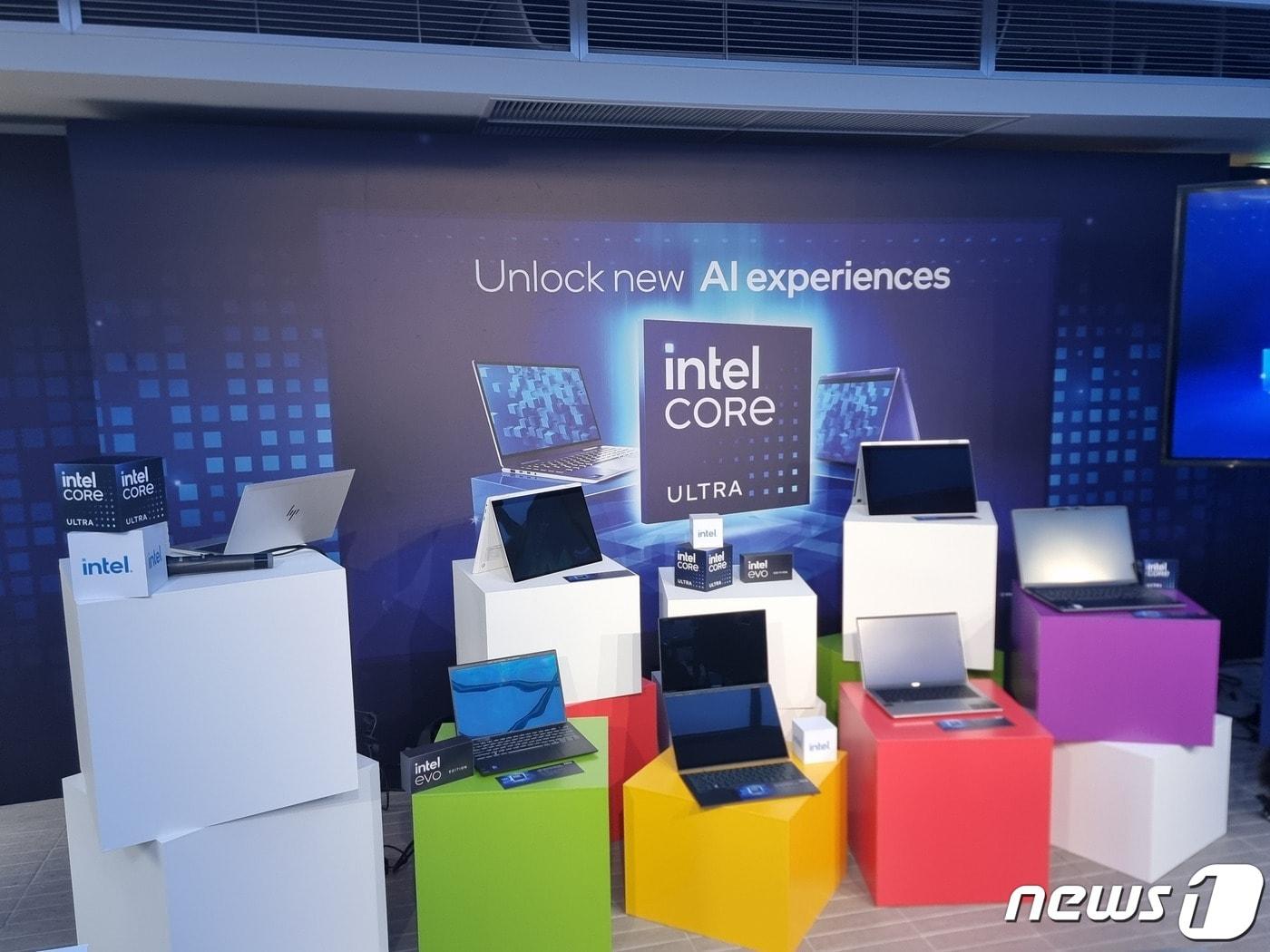 본문 이미지 - 인텔은 19일 오전 서울 성동구 플란트란스 성수 플래그쉽에서 'AI 에브리웨어' 쇼케이스를 열고 인텔 코어 울트라 탑재 노트북 12종을 공개했다. /2024.1.19