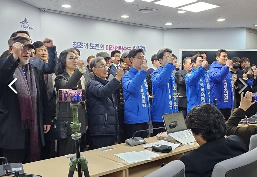 본문 이미지 - 더불어민주당 세종갑 예비후보들이 19일 오전 세종시청에서 기자회견을 열어 이강진 예비후보의 전략공천설이 퍼지고 있다며 공정한 경선을 촉구하고 있다.  ⓒ News1 장동열 기자