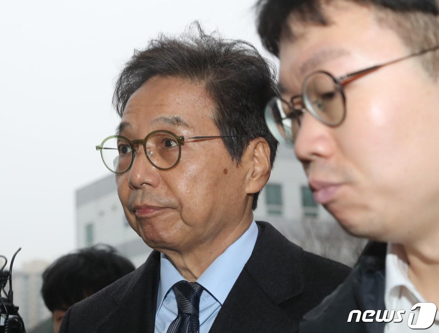 본문 이미지 - 박영우 대유위니아 그룹 회장이 19일 오전 경기 성남시 수정구 수원지방법원 성남지원에서 구속 전 피의자심문(영장실질심사)을 받기 위해 법정으로 향하고 있다.  2024.2.19/뉴스1 ⓒ News1 김영운 기자