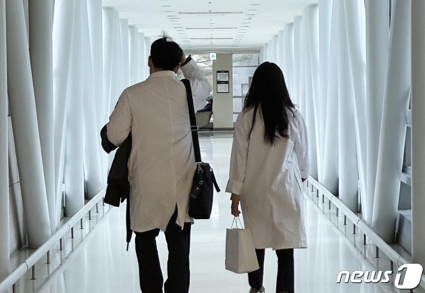 본문 이미지 - 19일 서울 시내의 한 대학병원에서 의료진이 발걸음을 옮기고 있다. 2024.2.19/뉴스1 ⓒ News1 박지혜 기자