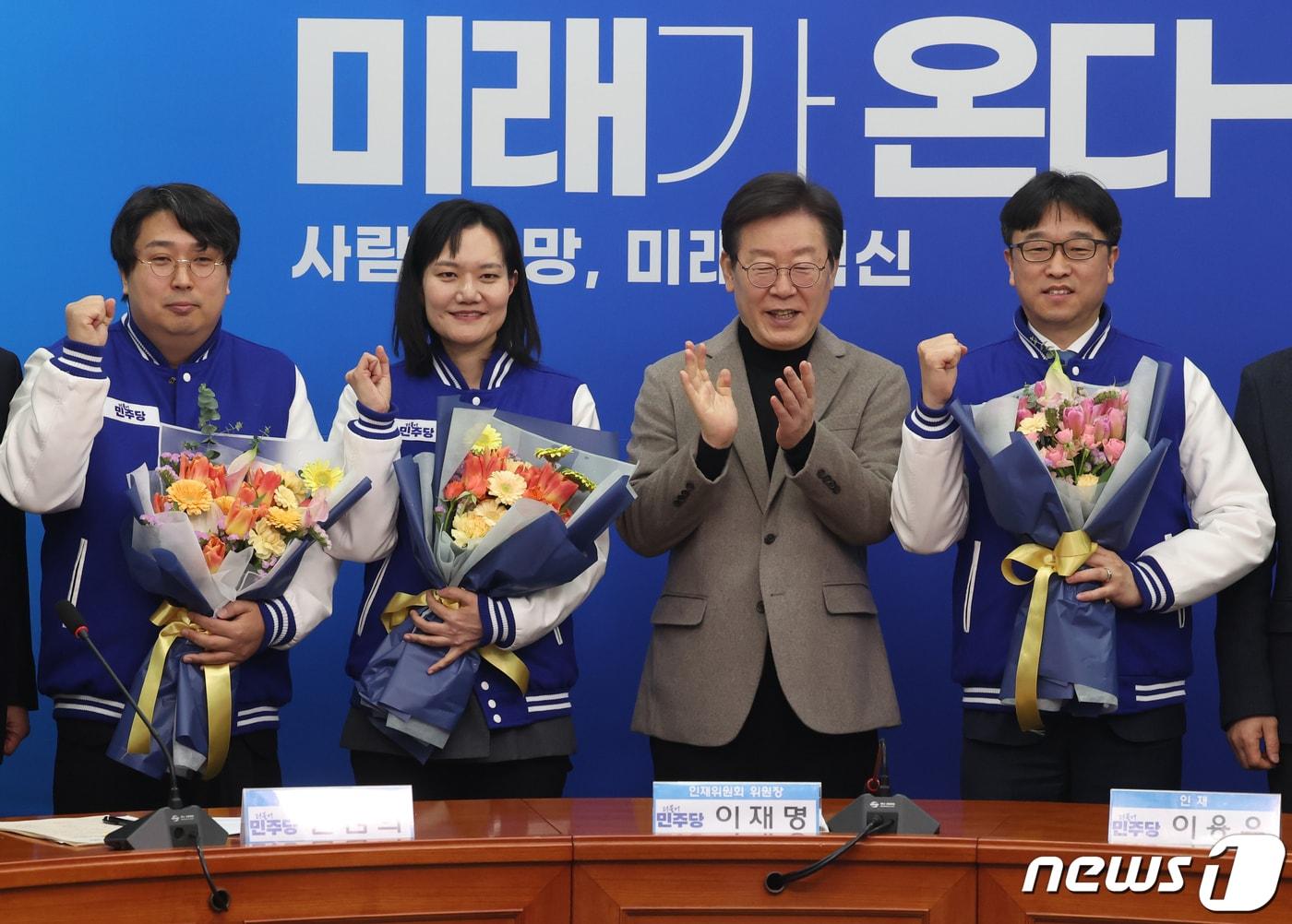 본문 이미지 - 이재명 더불어민주당 대표가 19일 서울 여의도 국회에서 열린 23, 24, 25차 인재 영입 환영식에서 이용우 변호사, 김남희 변호사, 차지호 교수와 함께 기념촬영을 하고 있다. 2024.2.19/뉴스1 ⓒ News1 송원영 기자