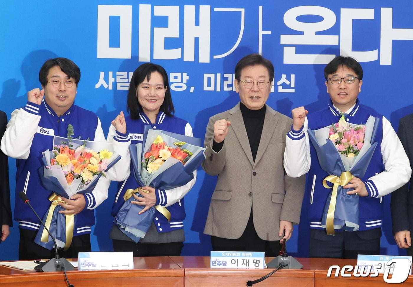 본문 이미지 - 이재명 더불어민주당 대표가 19일 서울 여의도 국회에서 열린 23, 24, 25차 인재 영입 환영식에서 이용우 변호사, 김남희 변호사, 차지호 교수와 함께 기념촬영을 하고 있다. 2024.2.19/뉴스1 ⓒ News1 송원영 기자