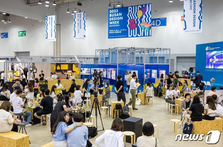 본문 이미지 - 2023 부산디자인위크 행사장(부산디자인진흥원 제공)