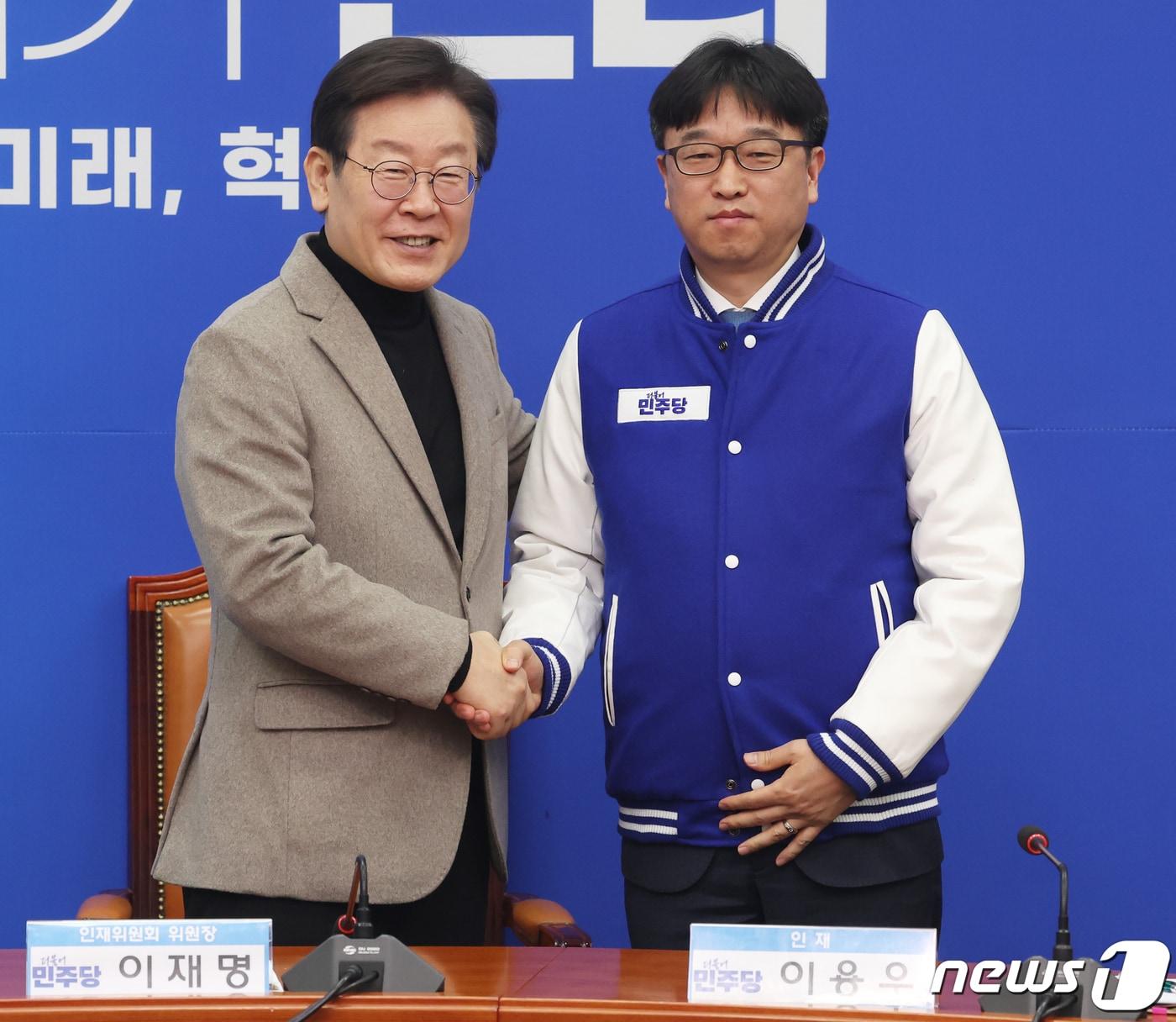 본문 이미지 - 이재명 더불어민주당 대표가 19일 서울 여의도 국회에서 열린 23, 24, 25차 인재 영입 환영식에서 이용우 변호사와 악수를 하고 있다. 2024.2.19/뉴스1 ⓒ News1 송원영 기자